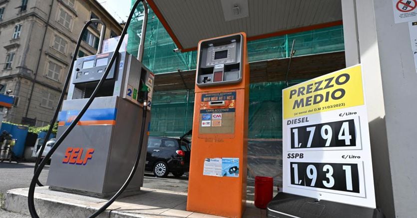 Bonus carburanti direttamente nella carta acquisti e solo alle fasce deboli