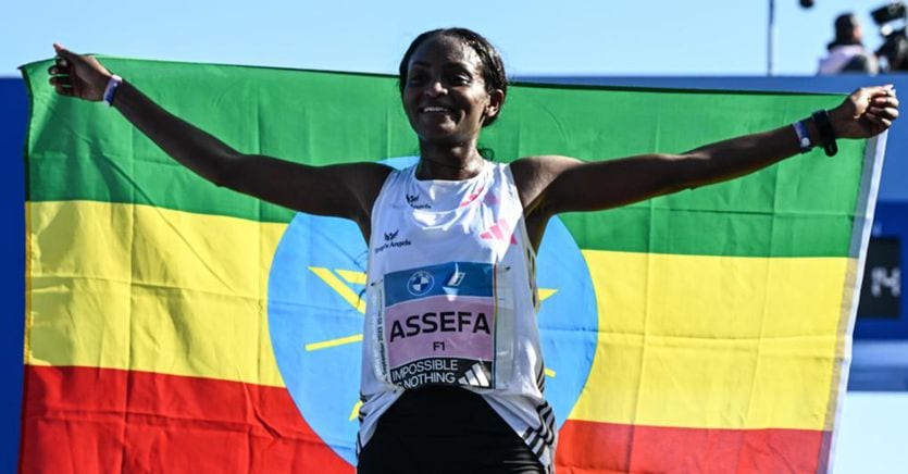 Maratona, etiope Assefa migliora di 2 minuti record mondo donne