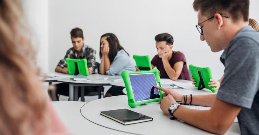 La scuola punta sul digitale: la tecnologia per la formazione vale in Italia 2,8 miliardi di euro (+26%)