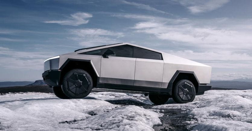 Tesla Cybertruck, debutta la versione di serie del pick-up elettrico: caratteristiche, dimensioni e prezzi