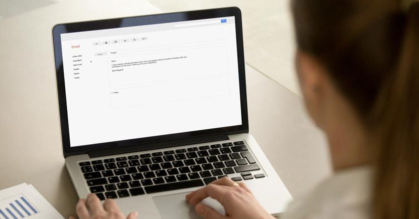 Email dei dipendenti, il datore le può conservare oltre i 7 giorni solo con accordo sindacale