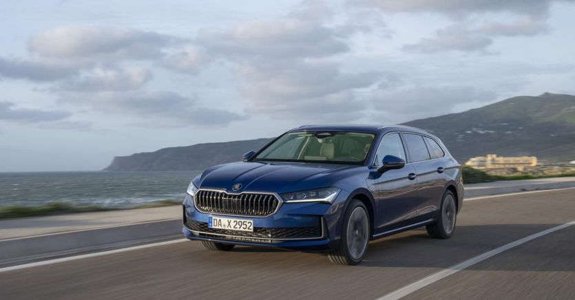 Skoda Superb Wagon, how the new station with petrol, diesel and even ...