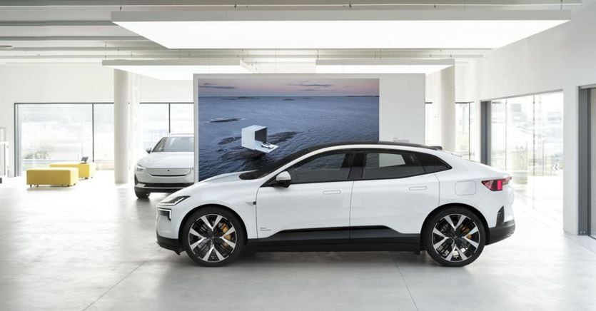 Polestar 4, da agosto iniziano le consegne in Italia dell’elettrica senza lunotto