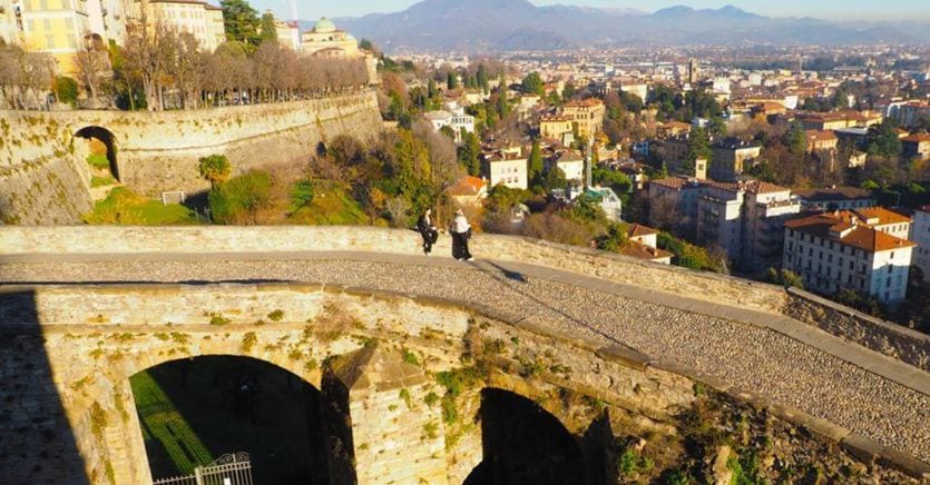 Bergamo, arte, luci, passeggiate eteree tra Città Alta e Bassa