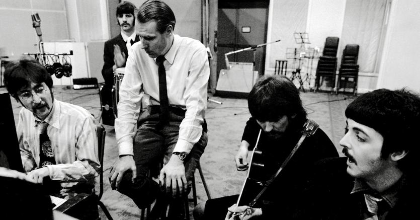 George Martin lavora con i Beatles alle registrazioni di Sgt. Pepper (Marka)