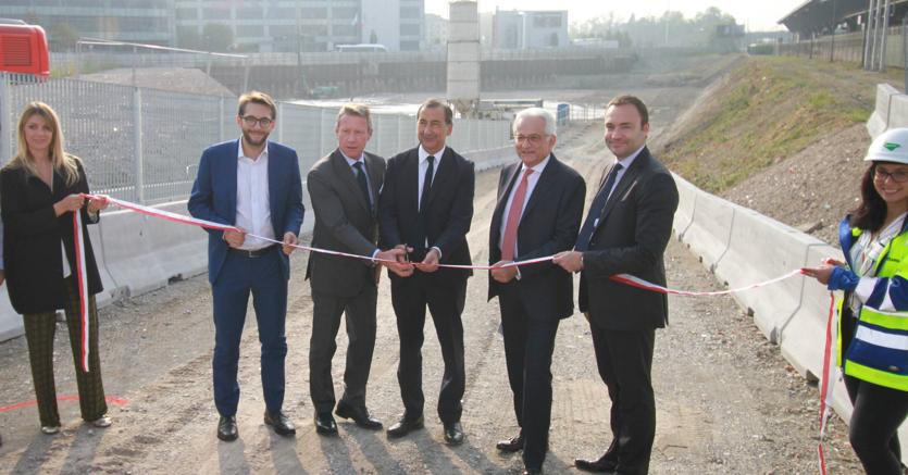 Il sindaco Giuseppe Sala (al centro) e da destra l’assessore Pierfrancesco Maran, Davide Albertini, Claudio Calabi e Andrea Ruckstuhl inaugurano i nuovi cantieri di Spark One a Santa Giulia (Fotogramma)