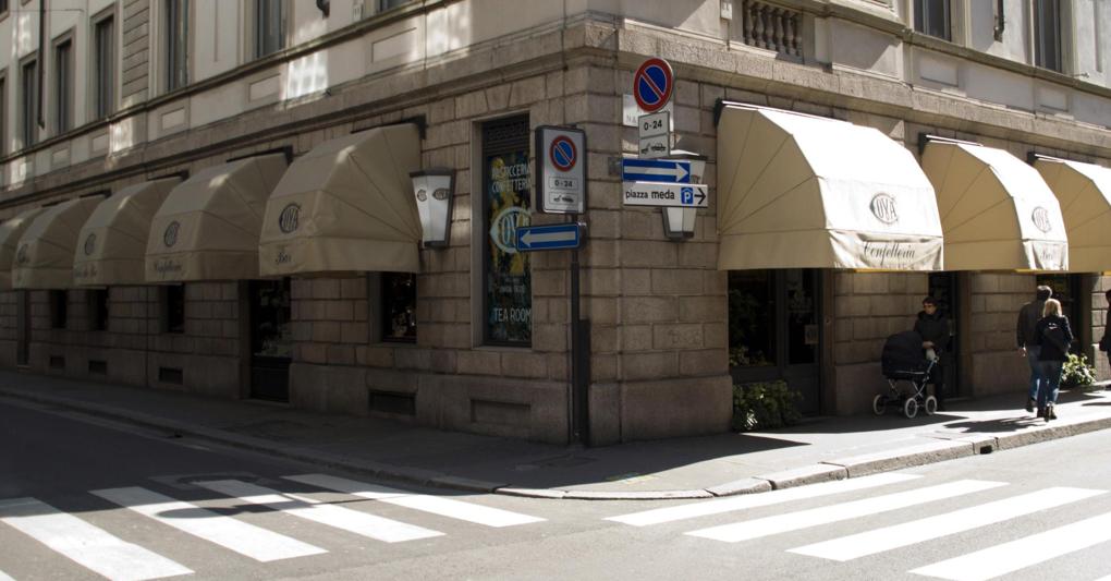 La pasticceria Cova a Milano in via Montenapoleone (Ansa) 