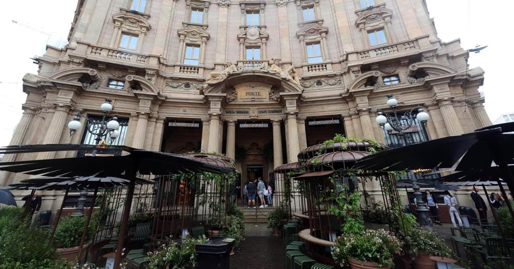 Il palazzo ex Poste in piazza Cordusio a Milano dove è stato aperta la prima caffetteria di Starbucks in Italia (Ansa) 