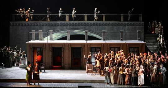 Andrea Chénier, la cura dei dettagli nelle scenografie di ...