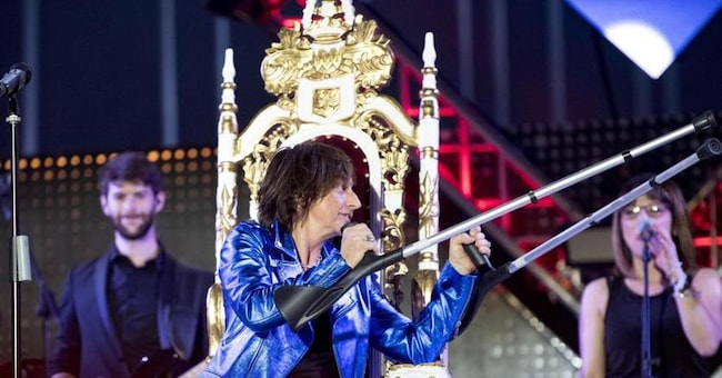 Gianna Nannini «in trono» con le stampelle sul palco del Concertone del primo maggio (Ansa) 