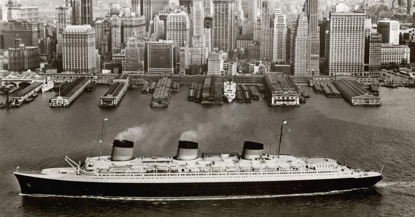 Il transatlantico «Normandie» arriva a New York (1935-39) - V&A PRESS OFFICE - FRENCH LINES
