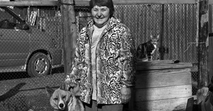 Irina e il suo cane siberiano abitano in una delle baracche dei gulag rimaste in piedi nella Kolyma