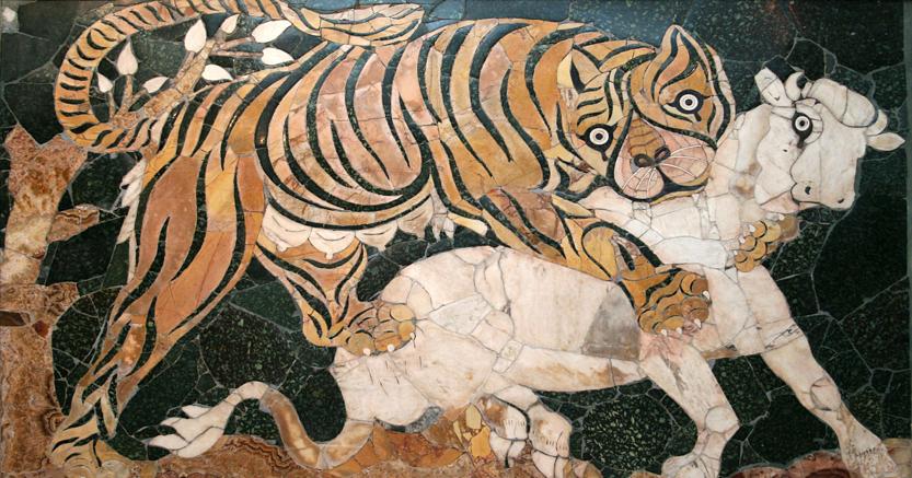 Pannello in «opus sectile» con tigre che assale un vitello, marmi colorati, opera romana del secondo quarto del IV sec. d.C. dalla Basilica di Giunio Basso sull’Esquilino, Roma, Museo dei Conservatori. Nella scheda, teca bivalve con raccolta di marmi commissionata dal cardinale Riminaldi, secolo XVIII. Ferrara, Museo Civico