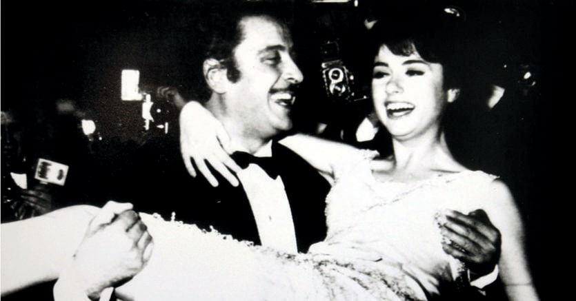 Coppia sanremese. Domenico Modugno e Gigliola Cinquetti festeggiano la vittoria al Festival di Sanremo del 1966 con «Dio come ti amo». Per la Cinquetti è la seconda vittoria dopo quella del 1964, per Modugno la quarta dopo quelle del 1958, 1959 e 1962