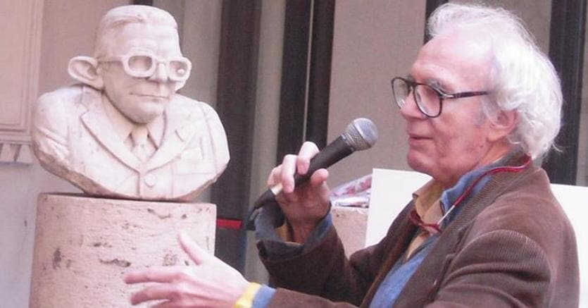 Vincino con il busto caricatura di Giulio Andreotti in una foto del 2012 (Ansa)