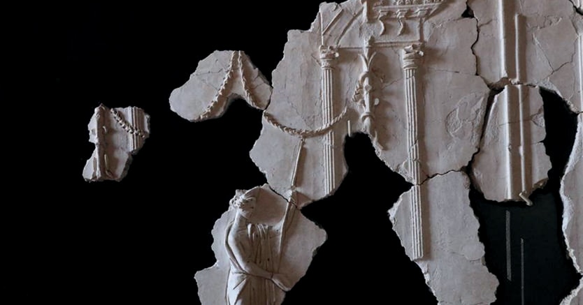 Imperatore
. Un particolare dei bellissimi stucchi in origine coperti di foglia d’oro provenienti dalla Villa sul monte Altuino, non lontano da Arcinazzo Romano, residenza di montagna di Traiano