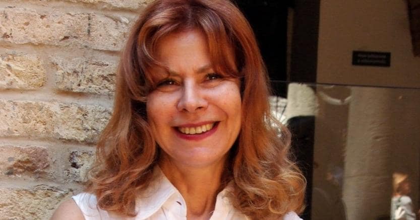 Antonella Anedda è nata a Roma nel 1955 da una famiglia sardo-corsa