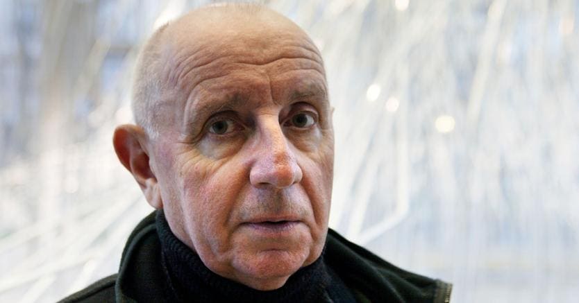 Paul Virilio in una foto del 2002, all’epoca in cui era docente nella Scuola di Architettura di Parigi.AFP PHOTO / Daniel janin