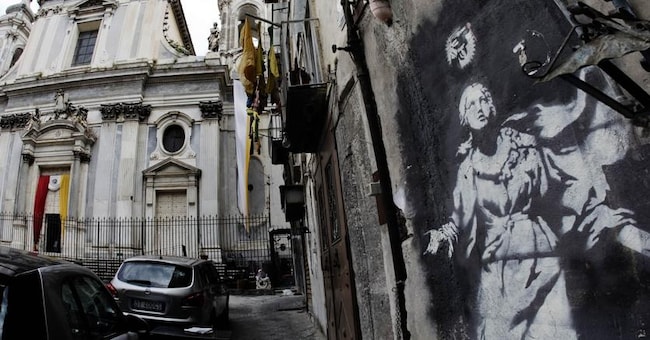«La Madonna con la pistola» realizzata da Banksy a Napoli, probabile indizio del fatto che l’artista è Robert Del Naja (Agf)