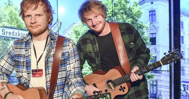 Ed Sheeran accanto alla sua statua in cera da Madame Tussaud: ha accumulato un patrimonio da 110 milioni di dollari (Afp)