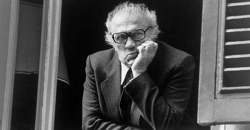 Federico Fellini, in uno scatto del 1980, affacciato al balcone della sua casa di Roma