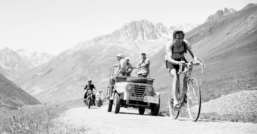 
Fausto Coppi, 5 Giri d’Italia, 2 Tour, il Mondiale nel ’53, ha scritto pagine epiche in montagna, tra cui Abetone (1940), Pordoi (1948), Cuneo-Pinerolo (1949), Stelvio (1953). Nella foto, Coppi verso Sestriere nel ’52
