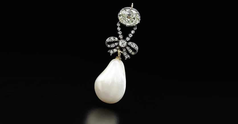 
Pendente di diamanti con perla naturale appartenuto a Maria Antonietta e stimato 1-2 milioni  di dollari
