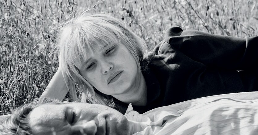 «Cold War». Zula (Joanna Kulig) e Wiktor (Tomasz Kot)nell’ultimo film di Paweł Pawlikowski. Sotto, il regista nel 2015 con la statuetta dell’Oscar