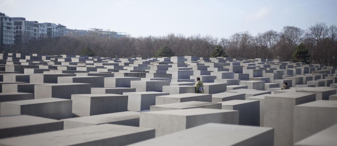 

A Berlino. I blocchi inconfondibili del Memoriale  dell’Olocausto, progettato dall’architetto Peter Eisenman assieme all’ingegnere 
Buro Happold
