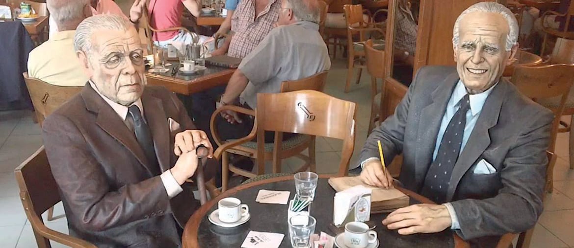 Discorsi da bar. Le statue in cera di Jorge Luis Borges e Adolfo Bioy Casares seduti a un tavolo del Caffè La Biela di Buenos Aires