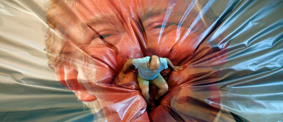 Salta su Trump! In questa foto del settembre 2018, nella città basca di Getxo un uomo si è appena gettato da un trampolino sul materasso-gigantografia di Donald Trump. L’installazione è degli artisti Thomas Mailaender (Francia) ed Erik Kessels (Olanda)