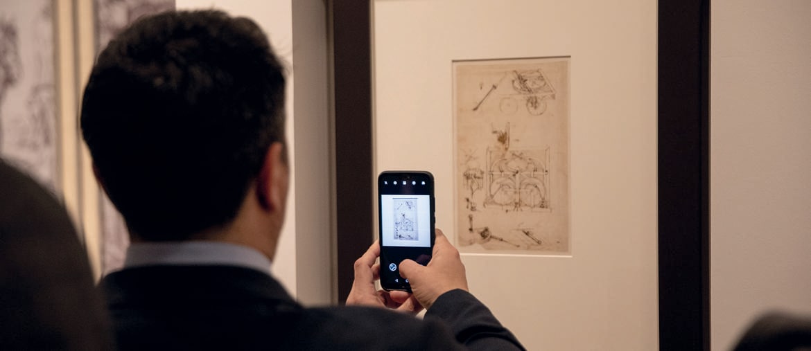 

Visitatori   Uno scatto fotografico davanti a un foglio del Codice Atlantico di Leonardo da Vinci esposto alla mostra delle Scuderie 
del Quirinale
