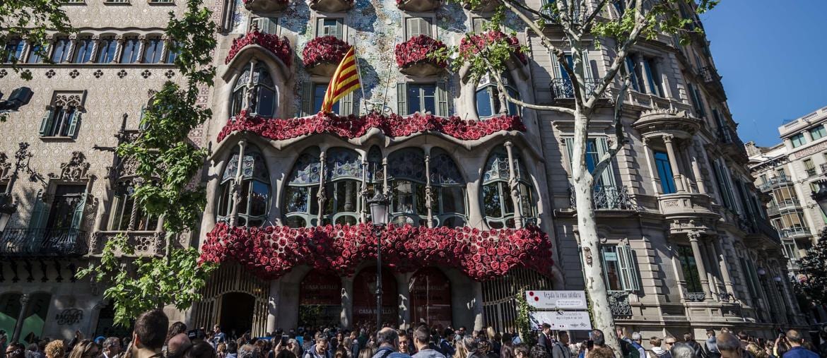 Sant Jordi (San Giorgio). I balconi della Casa Batllo  di  Gaud, decorati con rose  in occasione della festa del patrono celebrata a Barcellona  il 23 aprile,  in cui tradizionalmente si regalano un libro e una rosa