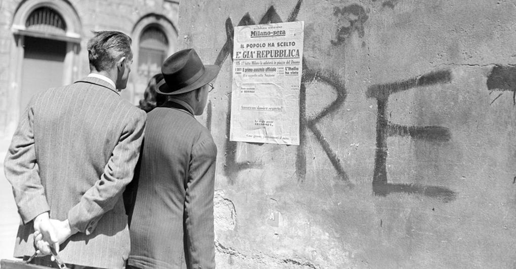 A Torino. Passanti leggono il titolo del quotidiano «Milano-Sera» del 5 giugno 1946. Foto esposta nella mostra «Nel mirino. L’Italia  e il mondo nell’Archivio Publifoto Intesa Sanpaolo 1939-1981»  aperta fino al 7 luglio presso CAMERACentro Italiano per la Fotografia  