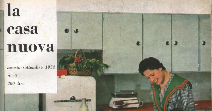 La copertina della rivista «la casa nuova» dell’agosto-settembre 1954 che pubblicizza la cucina moderna