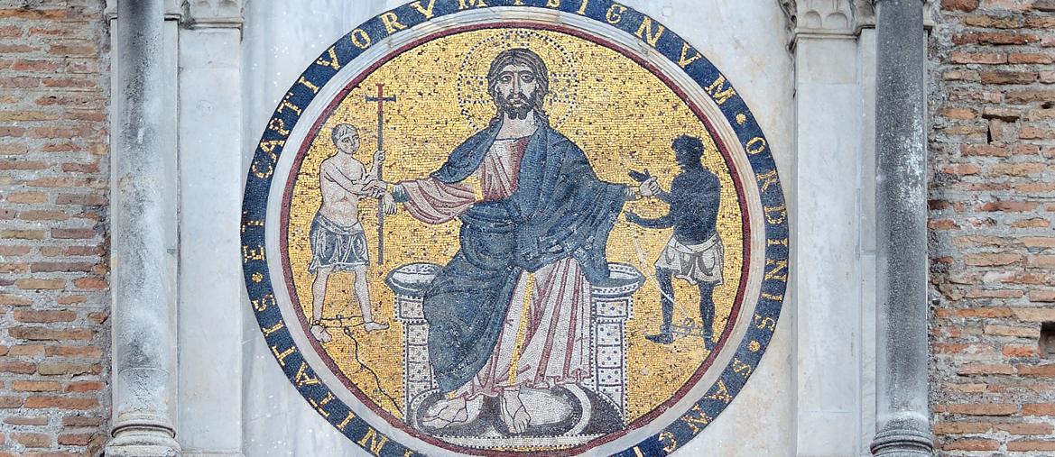 Un singolare mosaico del XIII secolo mostra Cristo che libera  e attira  a s sia  il prigioniero cristiano bianco che quello pagano con la pella scura. Roma,  facciata della chiesa  di San Tommaso  in Formis