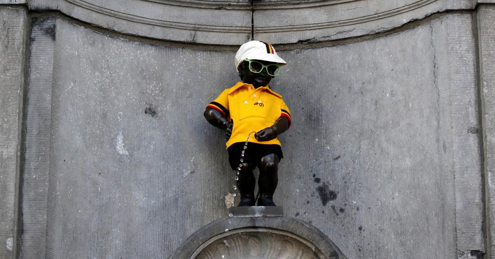 Il Manneken Pis, simbolo di Bruxelles, vestito con la maglia gialla del Tour de France (REUTERS/Christian Hartmann) 