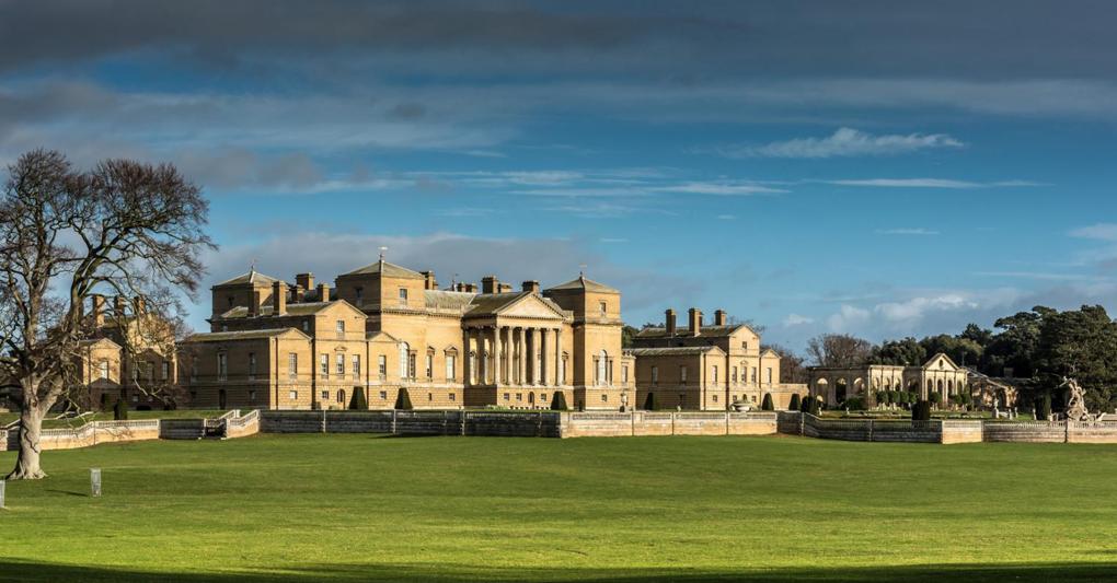 La spettacolare Holkham Hall  a Norfolk,  in Inghilterra, progettata dall’architetto William Kent  in collaborazione con il suo proprietario, Thomas Coke, conte di Leicester e con Lord Burlington. Iniziata nel 1734, la grandiosa villa venne terminata nel 1764  