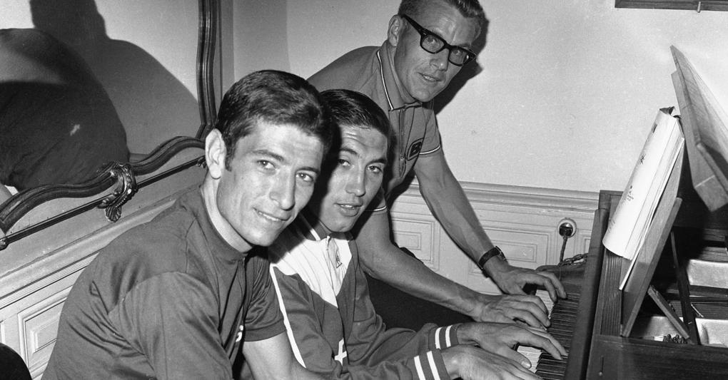 In questa foto del 3 luglio 1969, Felice Gimondi, Eddy Merckx e Jan Janssen si divertono a suonare il pianoforte 