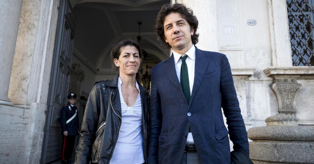 Roma, 23 ottobre 2018: Marco Cappato  con la compagna di Dj Fabo, Valeria Imbrogno, al termine dell'udienza pubblica sul caso del suicidio assistito di Dj Fabo presso il palazzo della Consulta (Ansa)  