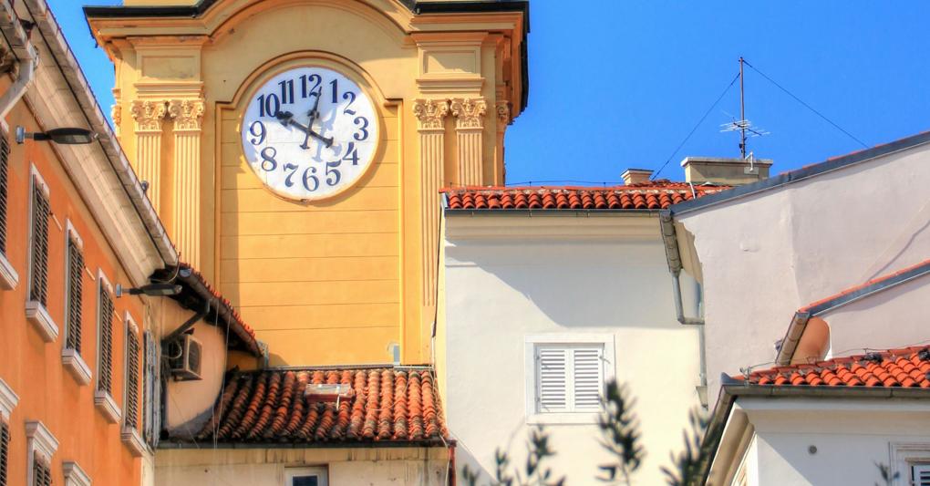 La torre civica, rifatta nel XVIII secolo: da lì si accede alla città vecchia (Adobe Stock) 