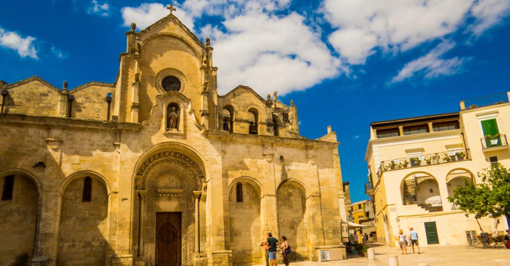 A piazza San Giovanni (chiesa del XIII secolo in stile romanico pugliese) era radunata la folla quando il ministro Dario Franceschini il 17 ottobre 2014 indicò Matera vincitrice del titolo di capitale europea della Cultura 2019 (Adobe Stock) 