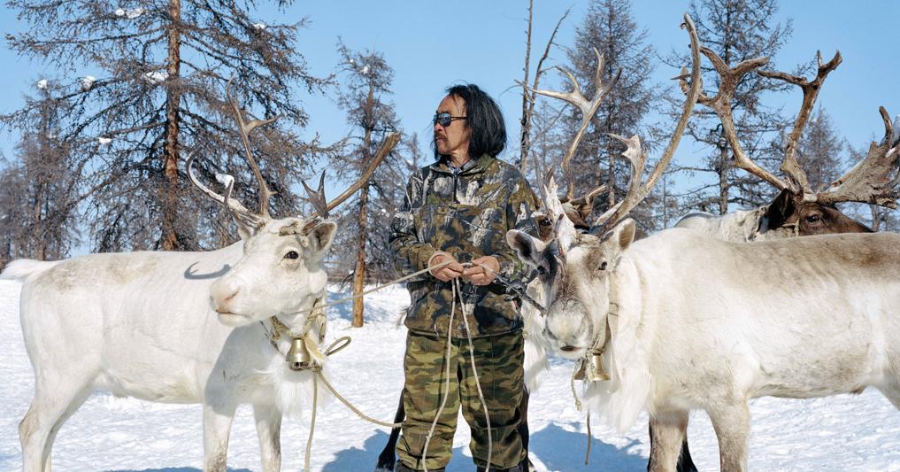 Yakutia. La Repubblica russa, grande dieci volte l’Italia, ospita a temperature che arrivano a -60°C un milione di abitanti e 20mila renne. Il fotografo Alexis Pazoumian ha raccontato uomini, animali, spazi e solitudini nel suo libro fotografico Sacha  