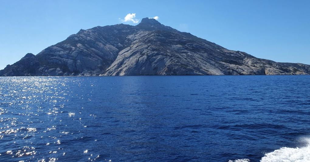 Riserva naturale. L’isola di Montecristo vista mentre  vi si arriva da Porto Azzurro, uno dei comuni  a sud dell’isola d’Elba (Foto di Eliana Di Caro) 