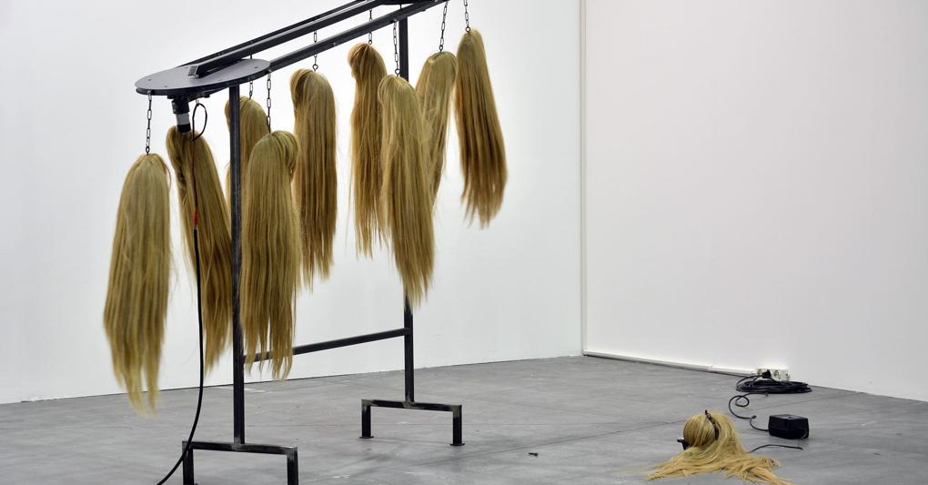 Anna Franceschini, VILLA STRAYLIGHT, 2019, parrucche artificiali, motore, ferro, parti elettriche e cavi, 180x45x160 cm e 70x30x10 cm, veduta dell'installazione presso Artissima, Torino. Foto di Roberto Sala. Courtesy l'artista e Vistamare/Vistamarestudio, Pescara/Milano 