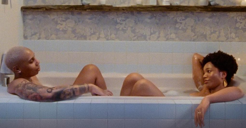 Denise (Lena Waithe) e  Alicia (Naomi Ackie, a destra), la sua nuova compagna in «Master of None 3» 