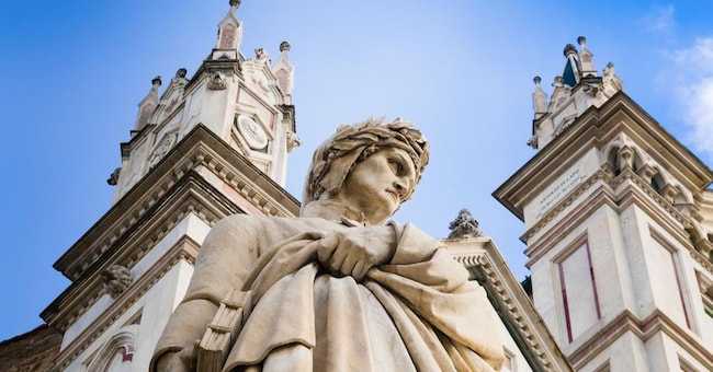   La statua del poeta realizzata da Enrico Pazzi (1865) in Piazza di Santa Croce a Firenze