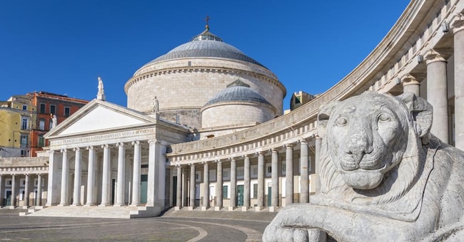  Piazza del Plebiscito di Napoli,  progettata da Gioacchino Murat per celebrare Napoleone. I Borboni la modificarono aggiungendovi la chiesa