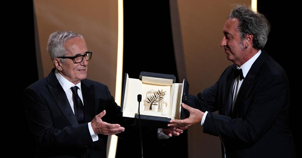Marco Bellocchio riceve la Palma d’oro d’onore dalle mani di Paolo Sorrentino al Festival di Cannes (Afp) 