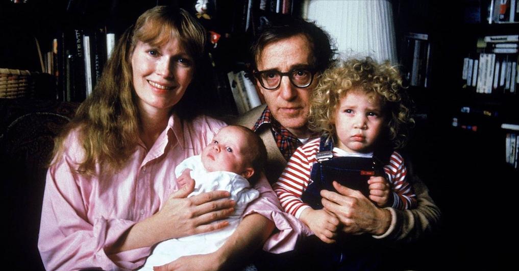 Famiglia tormentata. Mia Farrow con Satchel in braccio (ora Ronan) e  Woody Allen  con Dylan 